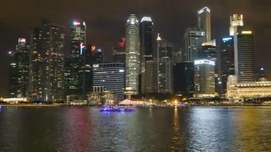 geceleri Singapur şehrinde modern binaların doğal zaman atlamalı görüntüleri