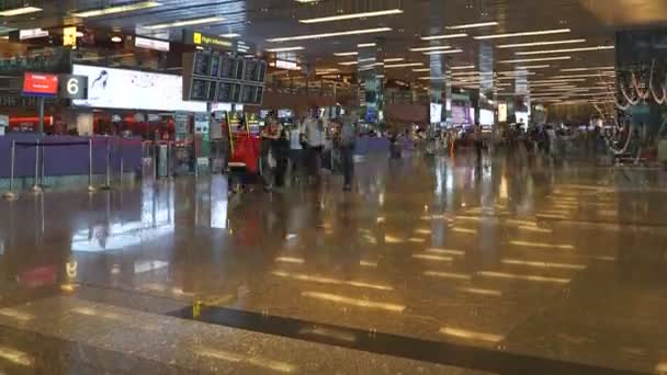 Waktu Berlalu Cuplikan Orang Berjalan Terminal Bandara — Stok Video