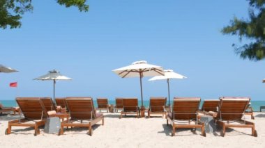 sahilde şezlonglar ile güzel dalgalı denizin sakin görüntüleri