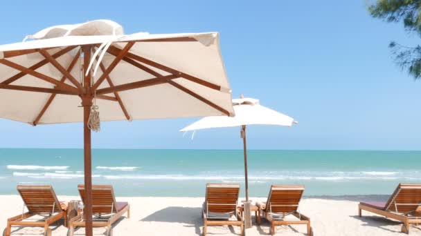 Images Tranquilles Belle Mer Ondulée Avec Chaises Longues Sur Plage — Video