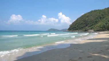 Güzel dalgalı denizin sakin görüntüleri.