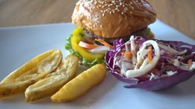 salata ve kızarmış patates ile hamburger yakın çekim görüntüleri