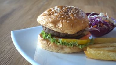 salata ve kızarmış patates ile hamburger yakın çekim görüntüleri