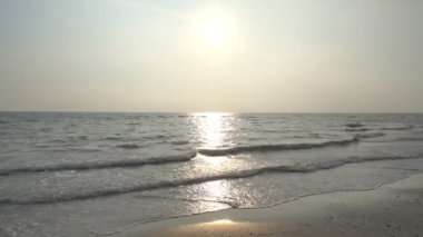 günbatımı güzel dalgalı denizde sakin görüntüleri