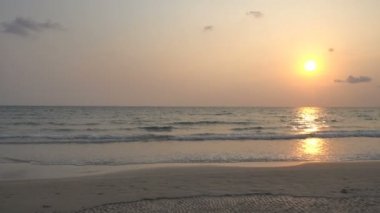 günbatımı güzel dalgalı denizde sakin görüntüleri