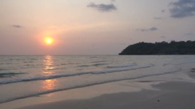 günbatımı güzel dalgalı denizde sakin görüntüleri