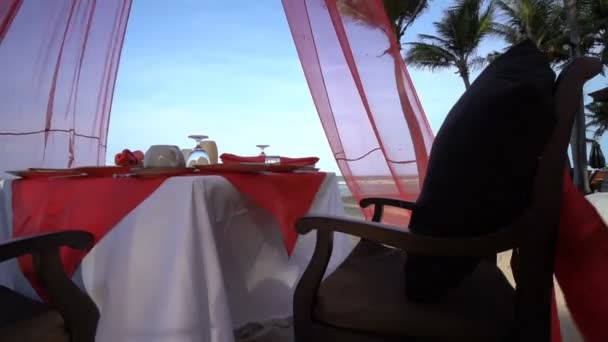 Otel Tatil Beldesinde Deniz Kıyısında Servis Edilen Masanın Görüntüleri — Stok video