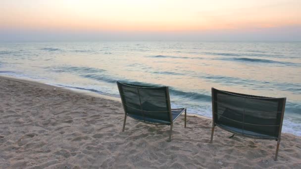 Tranquillo Filmato Bellissimo Mare Ondulato Con Lettini Sulla Spiaggia — Video Stock