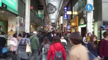 Asya şehrinde kalabalık alışveriş merkezi görüntüleri