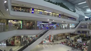 Asya şehrinde kalabalık alışveriş merkezi görüntüleri