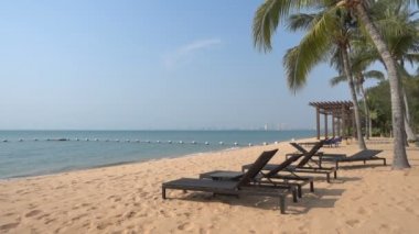 Güzel dalgalı denizin sakin görüntüleri.