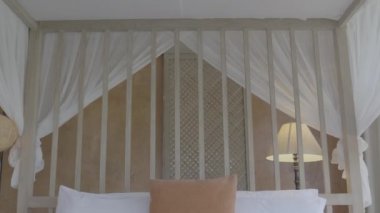 Oteldeki lüks mobilyalı yatak odasının görüntüleri.