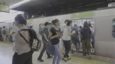 Tokyo Japonya - 5 Ağustos 2018: Tokyo 'daki tren ve metro istasyonunun görüntüleri