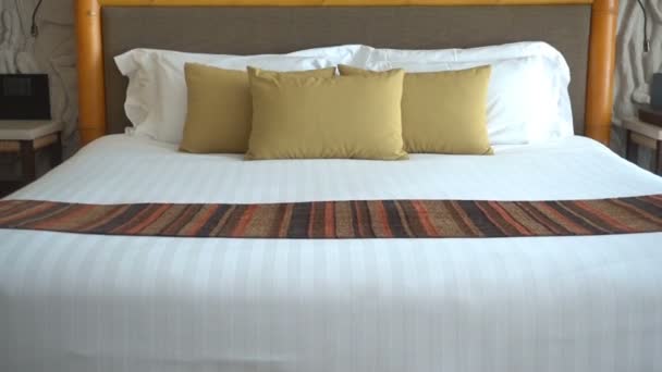 ホテルの寝室の豪華なインテリアの映像 — ストック動画