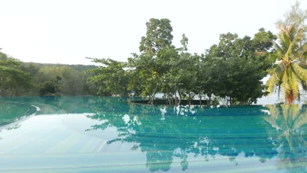 images panoramiques de la piscine dans la station 