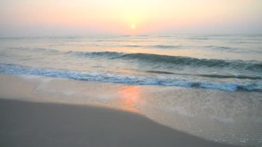 Güzel dalgalı denizin sakin görüntüleri.