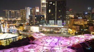geceleri Singapur şehrinde modern binaların doğal zaman atlamalı görüntüleri