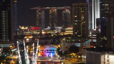 geceleri Singapur şehrinde modern binaların doğal zaman atlamalı görüntüleri