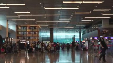 havaalanı terminalinde yürüyen insanların zaman atlamalı görüntüleri