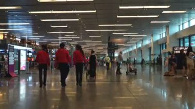 havaalanı terminalinde yürüyen insanların zaman atlamalı görüntüleri