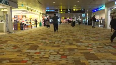 havaalanı terminalinde yürüyen insanların zaman atlamalı görüntüleri