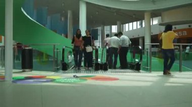 Asya şehrinde kalabalık alışveriş merkezi görüntüleri