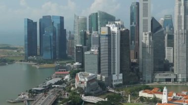 Singapur şehrinde modern binaların doğal zaman atlamalı görüntüleri