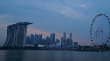 Singapur şehrinde marina koyu çevresindeki modern binaların havadan görüntüleri