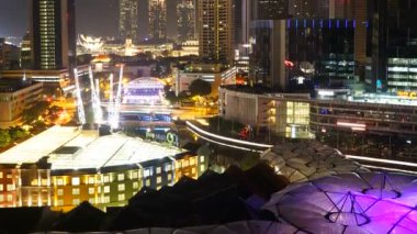 Singapur şehrinde marina koyu çevresindeki modern binaların havadan görüntüleri