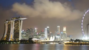 Singapur şehrinde modern binaların doğal zaman atlamalı görüntüleri