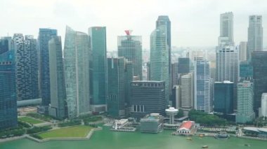 Singapur şehrinde modern binaların doğal zaman atlamalı görüntüleri