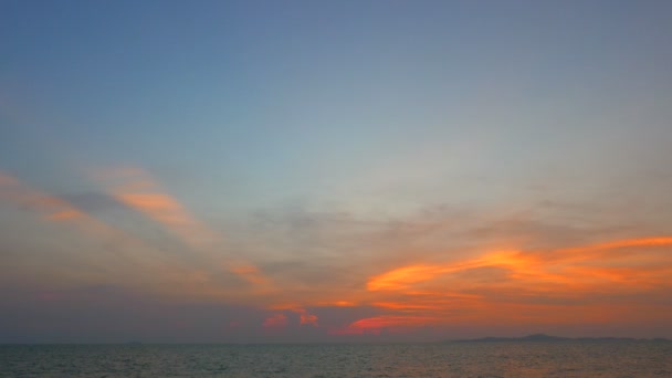 Ruhige Aufnahmen Von Wunderschönem Welligem Meer Bei Sonnenuntergang — Stockvideo