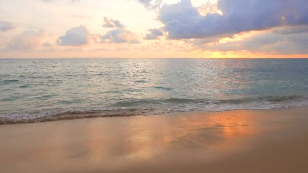 日落时美丽波浪形的大海的宁静画面 — 图库视频影像