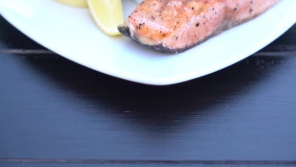 Imagens Close Delicioso Bife Peixe Vermelho Assado Mesa — Vídeo de Stock