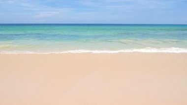 Güzel dalgalı denizin sakin görüntüleri.