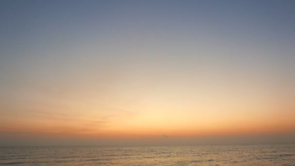 images tranquilles de la belle mer ondulée au coucher du soleil 