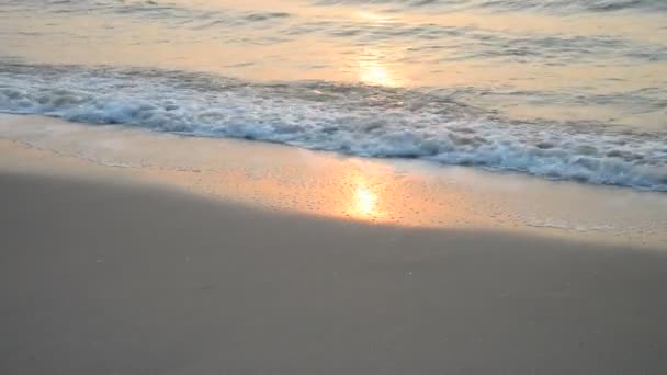 Imágenes Tranquilas Hermoso Mar Ondulado Puesta Del Sol — Vídeo de stock