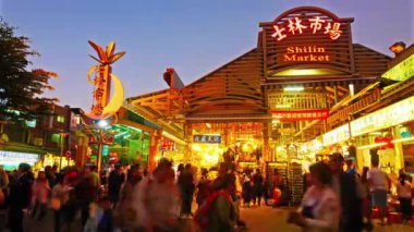 piyasada yürüyen insanların zaman atlamalı görüntüleri 