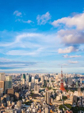 Japonya'da mavi gökyüzü ve beyaz bulut ile güzel mimari ve yapı ile tokyo tokyo şehir etrafında kule