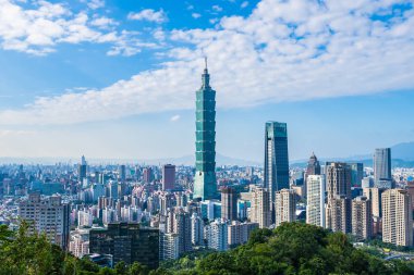 Taipei 101 binasının ve mimarisinin güzel manzarası ve manzarası Tayvan 'da mavimsi ve beyaz bulutlarla gökyüzüne yükseliyor.