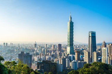 Taipei 101 binasının ve mimarisinin güzel manzarası ve manzarası Tayvan 'da mavimsi ve beyaz bulutlarla gökyüzüne yükseliyor.