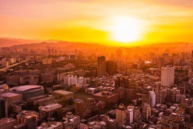 Taipei şehrinin güzel mimarisi Tayvan 'da gün batımında gökyüzüne yükseliyor.