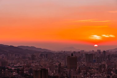 Taipei şehrinin güzel mimarisi Tayvan 'da gün batımında gökyüzüne yükseliyor.