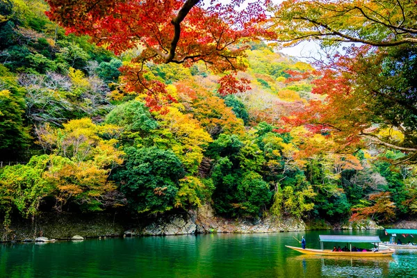 Όμορφο Ποταμό Arashiyama Φύλλα Δέντρο Σφενδάμνου Και Βάρκα Γύρω Από — Φωτογραφία Αρχείου