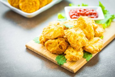 Derin kızarmış tavuk eti çağrı nugget ahşap plaka - fast food ve önemsiz üzerinde domates veya ketçap sos ile