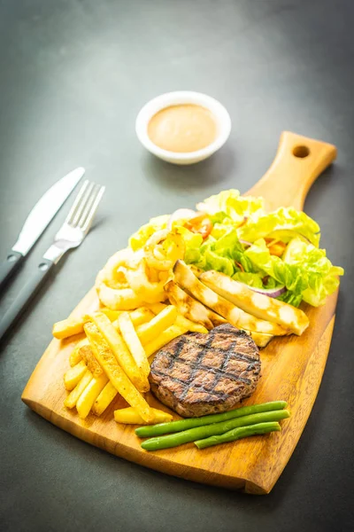 Grilovaný Hovězí Maso Steak Omáčkou Francouzské Hranolky Čerstvá Zelenina Dřevěném — Stock fotografie