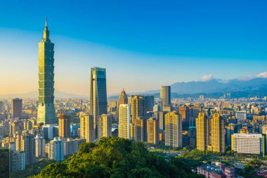 Taipei 101 binasının ve mimarisinin güzel manzarası ve manzarası Tayvan 'da mavimsi ve beyaz bulutlarla gökyüzüne yükseliyor.