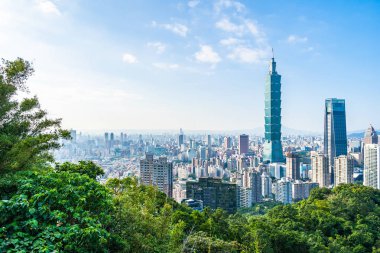 Taipei 101 binasının ve mimarisinin güzel manzarası ve manzarası Tayvan 'da mavimsi ve beyaz bulutlarla gökyüzüne yükseliyor.