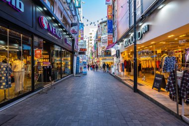 Seoul, Güney Kore 10 Aralık 2018: Myeong dong piyasasıdır popüler bir yer ve yiyecek bir şeyler bulmak alışveriş ve turistik bölgesi