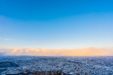 Moiwa dağın etrafından ağaç ve şehirde kar kış sezonu günbatımı zaman Sapporo Hokkaido Japonya ile güzel manzara